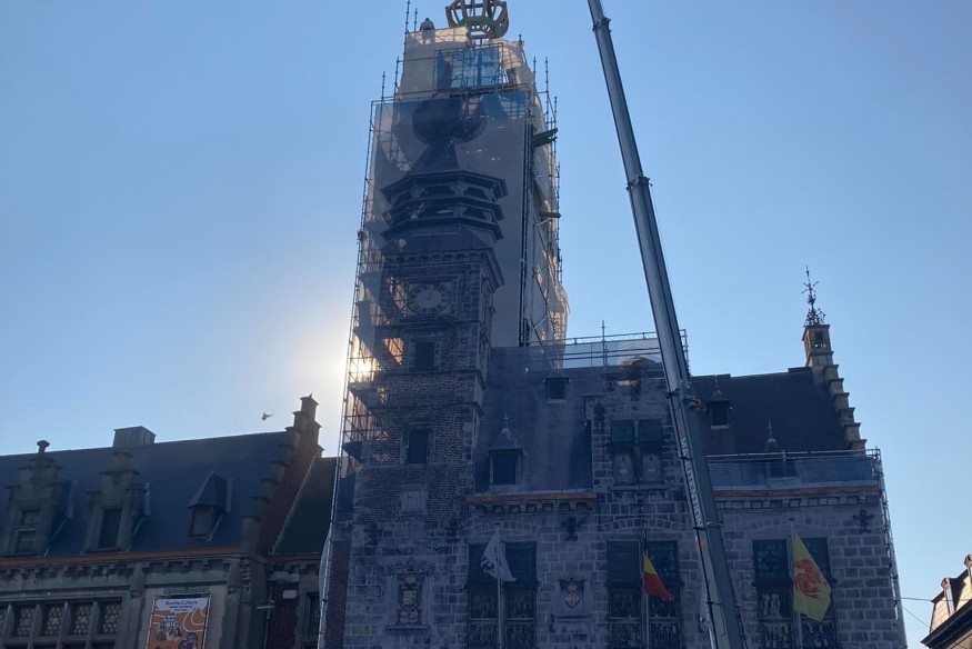 Quel moment ce matin à Binche !  La partie inférieure du bulbe de l'Hôtel de Ville a été installée .