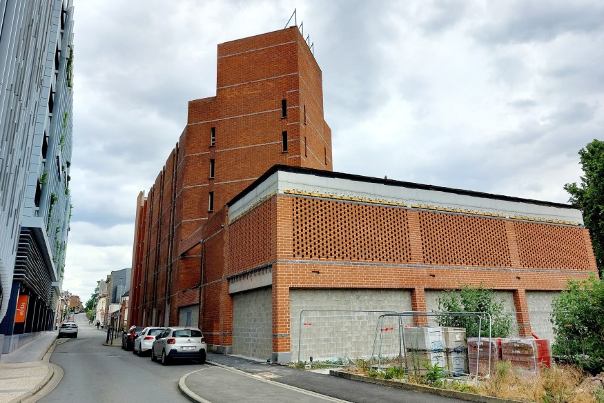 IGRETEC rachète l'ancien hôtel Leonardo à Charleroi pour un projet de reconversion dynamique.