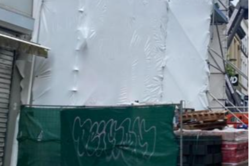 Effondrement d'un bâtiment en rénovation : Partie du piétonnier montois inaccessible et enquête en cours